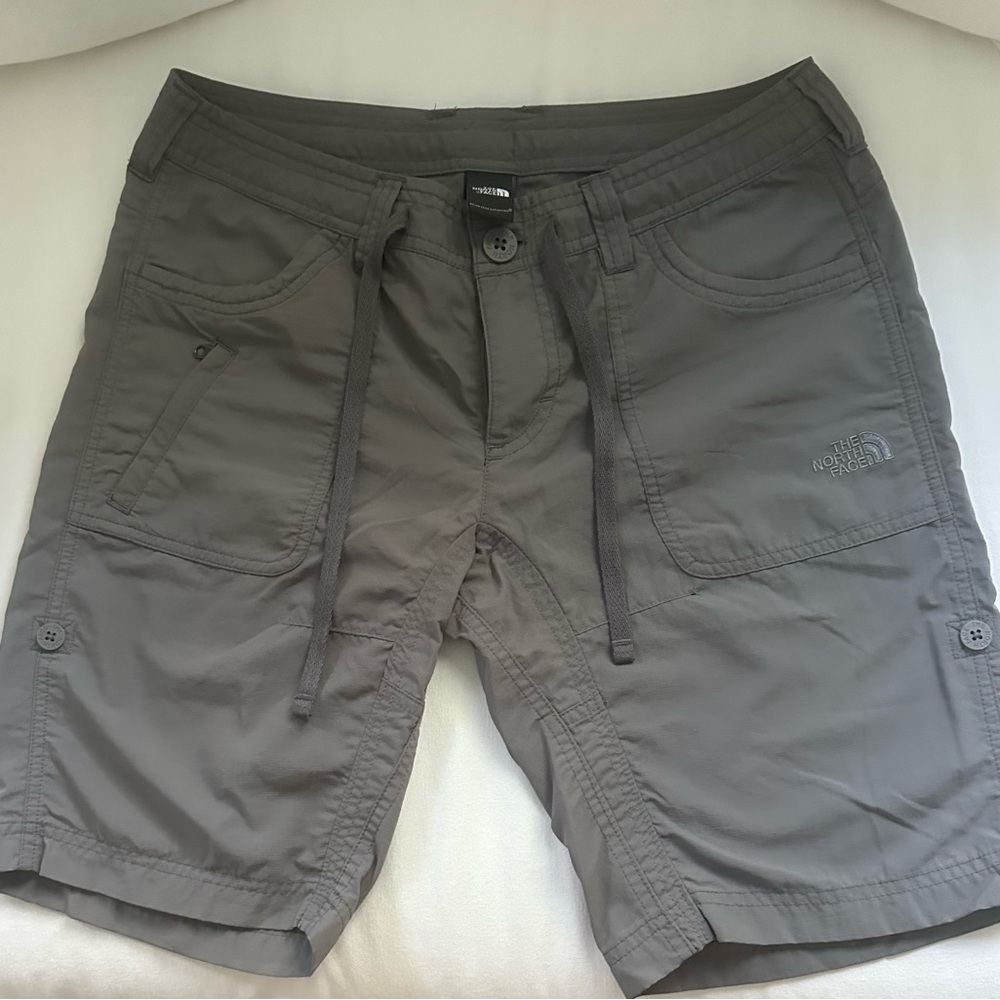 THE NORTH FACE Women’s Grey Cargo Shorts Sz 4
15” waist, 9” inseam.